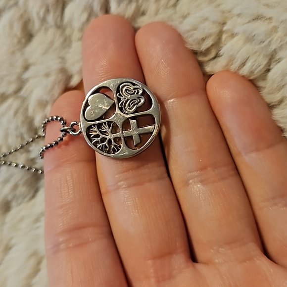 #0138 Silver toned necklace - Picture 3 of 4